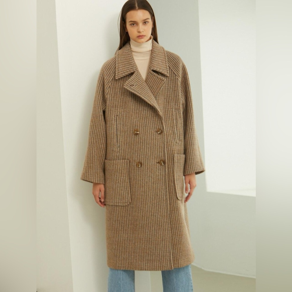 Brown Trench Coat with Classic Silhouette and Versatile Style